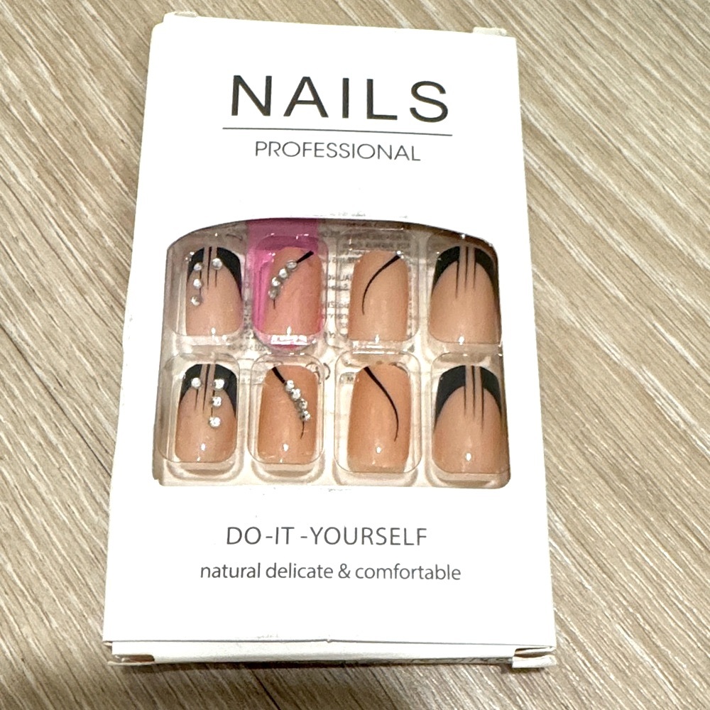Nude Abstract Rhinestone Accent Press On Nail Kit NEW 🏷️ - Picture 3 of 3